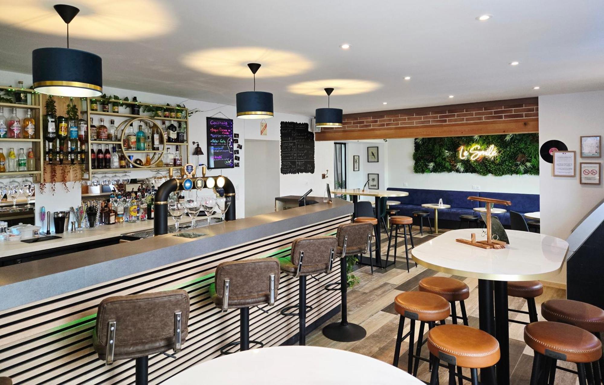 Hotel Le Smile Saint-Vincent-Sterlanges Екстер'єр фото